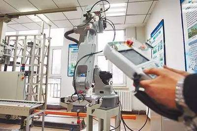 智能機器人的研發 企業如何推進“機械化減人、自動化換人”的高效轉型